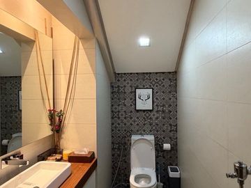 FOR SALE: WHITE PLAINS QUEZON CITY HOUSE AND LOT