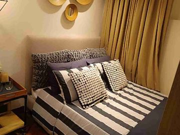 Rent to Own 1bedroom unit in Pioneer Woodlands at Mandaluyong  connected to MRT 3 Boni station near Cubao, Ortigas, Makati, BGC, shopping mall, schools, Hospital and business district.                 The price indicate was equity