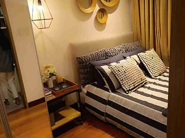 Rent to Own 1bedroom unit in Pioneer Woodlands at Mandaluyong  connected to MRT 3 Boni station near Cubao, Ortigas, Makati, BGC, shopping mall, schools, Hospital and business district.                 The price indicate was equity