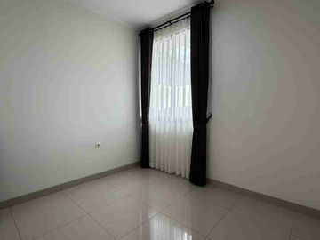 Rumah Chynthia  semi furnish siap huni KT 4+1, canopy depan dan belakang, AC 3, kulkas 1, dispenser 1, bed 1, sudah ada gordyn, semua toilet baru