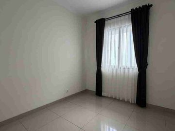 Rumah Chynthia  semi furnish siap huni KT 4+1, canopy depan dan belakang, AC 3, kulkas 1, dispenser 1, bed 1, sudah ada gordyn, semua toilet baru