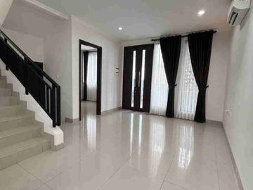 Rumah Chynthia  semi furnish siap huni KT 4+1, canopy depan dan belakang, AC 3, kulkas 1, dispenser 1, bed 1, sudah ada gordyn, semua toilet baru
