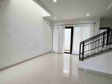 Rumah Chynthia  semi furnish siap huni KT 4+1, canopy depan dan belakang, AC 3, kulkas 1, dispenser 1, bed 1, sudah ada gordyn, semua toilet baru