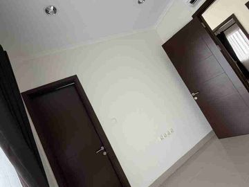 Rumah Chynthia  semi furnish siap huni KT 4+1, canopy depan dan belakang, AC 3, kulkas 1, dispenser 1, bed 1, sudah ada gordyn, semua toilet baru