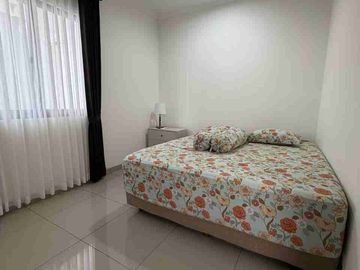 Rumah Chynthia  semi furnish siap huni KT 4+1, canopy depan dan belakang, AC 3, kulkas 1, dispenser 1, bed 1, sudah ada gordyn, semua toilet baru