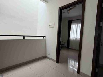 Rumah Chynthia  semi furnish siap huni KT 4+1, canopy depan dan belakang, AC 3, kulkas 1, dispenser 1, bed 1, sudah ada gordyn, semua toilet baru