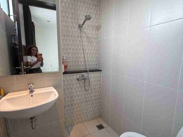 Rumah Chynthia  semi furnish siap huni KT 4+1, canopy depan dan belakang, AC 3, kulkas 1, dispenser 1, bed 1, sudah ada gordyn, semua toilet baru