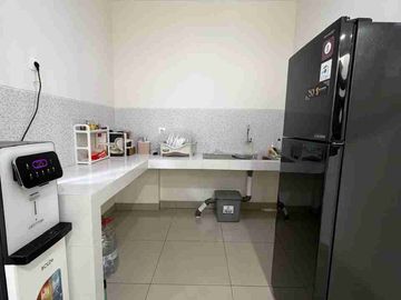 Rumah Chynthia  semi furnish siap huni KT 4+1, canopy depan dan belakang, AC 3, kulkas 1, dispenser 1, bed 1, sudah ada gordyn, semua toilet baru