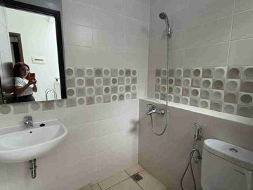 Rumah Chynthia  semi furnish siap huni KT 4+1, canopy depan dan belakang, AC 3, kulkas 1, dispenser 1, bed 1, sudah ada gordyn, semua toilet baru