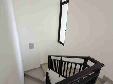 Rumah Chynthia  semi furnish siap huni KT 4+1, canopy depan dan belakang, AC 3, kulkas 1, dispenser 1, bed 1, sudah ada gordyn, semua toilet baru
