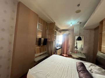 Disewakan Studio Oak Tower B Jaktim – Lantai Tinggi Full Furnish View Kolam Renang Hadap Utara
