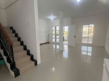 dijual perumahan papa mama resident 
tipe 80
luas tanah 96m2
2kamar tidur
3kamar mandi
harga 1.2m nego
bonus 2biji ac