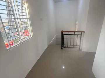 dijual perumahan papa mama resident 
tipe 80
luas tanah 96m2
2kamar tidur
3kamar mandi
harga 1.2m nego
bonus 2biji ac