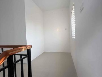 dijual perumahan papa mama resident 
tipe 80
luas tanah 96m2
2kamar tidur
3kamar mandi
harga 1.2m nego
bonus 2biji ac