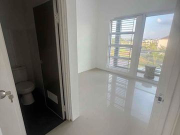 dijual perumahan papa mama resident 
tipe 80
luas tanah 96m2
2kamar tidur
3kamar mandi
harga 1.2m nego
bonus 2biji ac