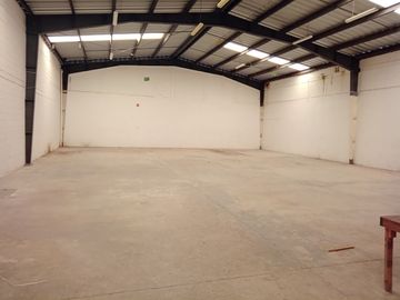 Excelente Bodega parque industrial cerca del aeropuerto