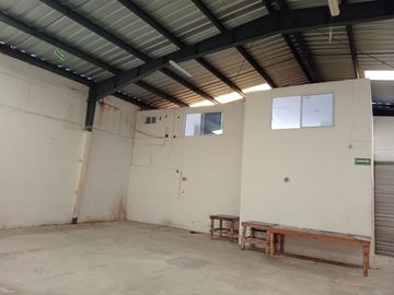 Excelente Bodega parque industrial cerca del aeropuerto