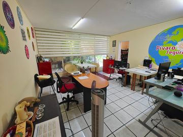 Se vende edificio en Arcos Sur