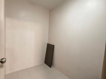 Rare High-Floor 82.6 SQM 3BR with Balcony & Bay View For Sale at Greenbelt Hamilton 1, Legazpi Village, Makati
