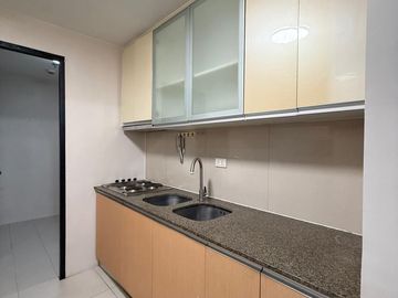 Rare High-Floor 82.6 SQM 3BR with Balcony & Bay View For Sale at Greenbelt Hamilton 1, Legazpi Village, Makati