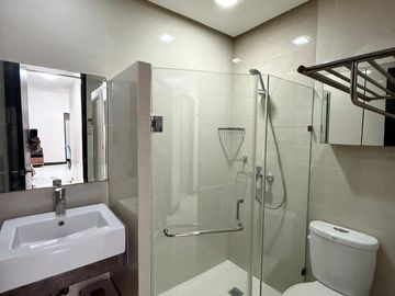 Rare High-Floor 82.6 SQM 3BR with Balcony & Bay View For Sale at Greenbelt Hamilton 1, Legazpi Village, Makati