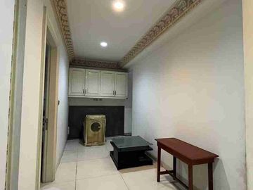 Rumah Mewah Bergaya Klasik Eropa Dalam Perumahan Taman Palem Lestari