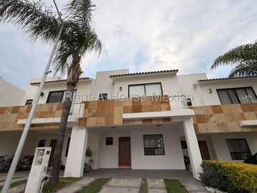 Renta Casa en Valle de Juriquilla 3 Recamaras 3 Baños Sala TV Jardin y Cochera