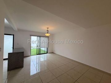 Renta Casa en Valle de Juriquilla 3 Recamaras 3 Baños Sala TV Jardin y Cochera