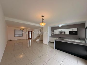 Renta Casa en Valle de Juriquilla 3 Recamaras 3 Baños Sala TV Jardin y Cochera