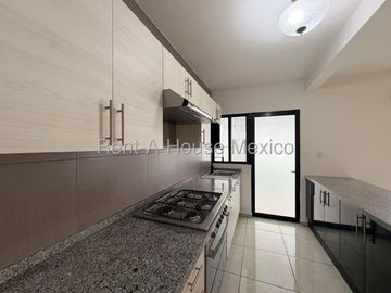 Renta Casa en Valle de Juriquilla 3 Recamaras 3 Baños Sala TV Jardin y Cochera