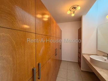 Renta Casa en Valle de Juriquilla 3 Recamaras 3 Baños Sala TV Jardin y Cochera