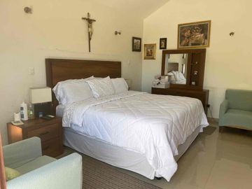 Casa con jardín excedente muy amplia, frente área verde  , cerca del Blvd Aeropuerto, clouster con salón Multifuncional