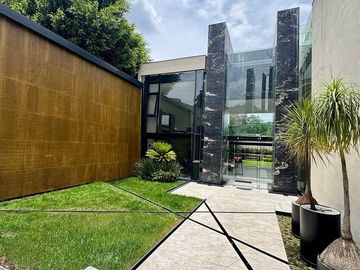 Venta de casa sola, inteligente y moderna con caseta