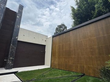Venta de casa sola, inteligente y moderna con caseta