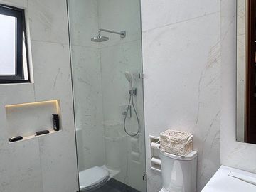Venta de casa sola, inteligente y moderna con caseta