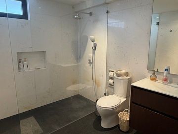 Venta de casa sola, inteligente y moderna con caseta