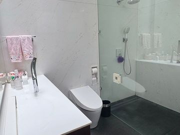 Venta de casa sola, inteligente y moderna con caseta