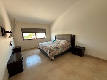 CASA AMPLIA EN PRIVADA EN VILLAS DE IRAPUATO