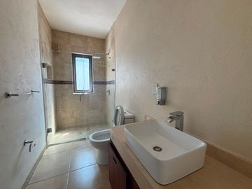 CASA AMPLIA EN PRIVADA EN VILLAS DE IRAPUATO