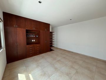 CASA AMPLIA EN PRIVADA EN VILLAS DE IRAPUATO