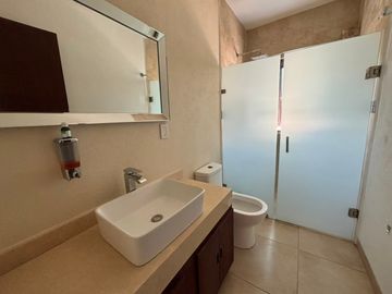 CASA AMPLIA EN PRIVADA EN VILLAS DE IRAPUATO