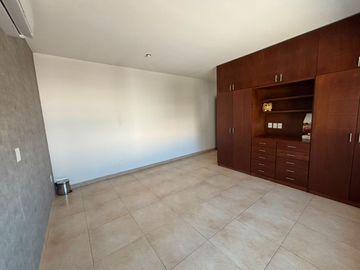 CASA AMPLIA EN PRIVADA EN VILLAS DE IRAPUATO