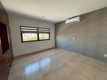 CASA AMPLIA EN PRIVADA EN VILLAS DE IRAPUATO