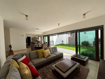 CASA AMPLIA EN PRIVADA EN VILLAS DE IRAPUATO
