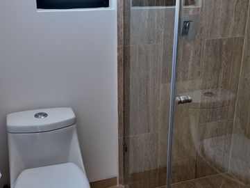 RESIDENCIA DE LUJO CON ALBERCA Y JARDÍN / LOS ROBLES ZIRÉ /Modelo ACACIA