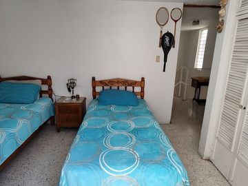 CASA EN VENTA LAS MISIONES QUERETARO 4 RECAMARAS RECIEN REMODELADA ENTRE AV. CONSTITUYENTES
