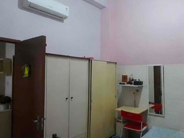 DIJUAL – Rumah 2 Lantai Semi Furnished 400-Jutaan di Panjibuwono Residence