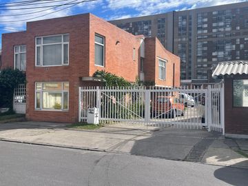 SE ARRIENDA CASA EN SECTOR NIZA - CORDOBA BOGOTÁ