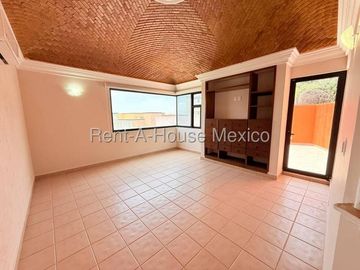 Residencia en Renta en Loma Dorada con Vista Panorámica RM165