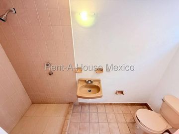 Residencia en Renta en Loma Dorada con Vista Panorámica RM165